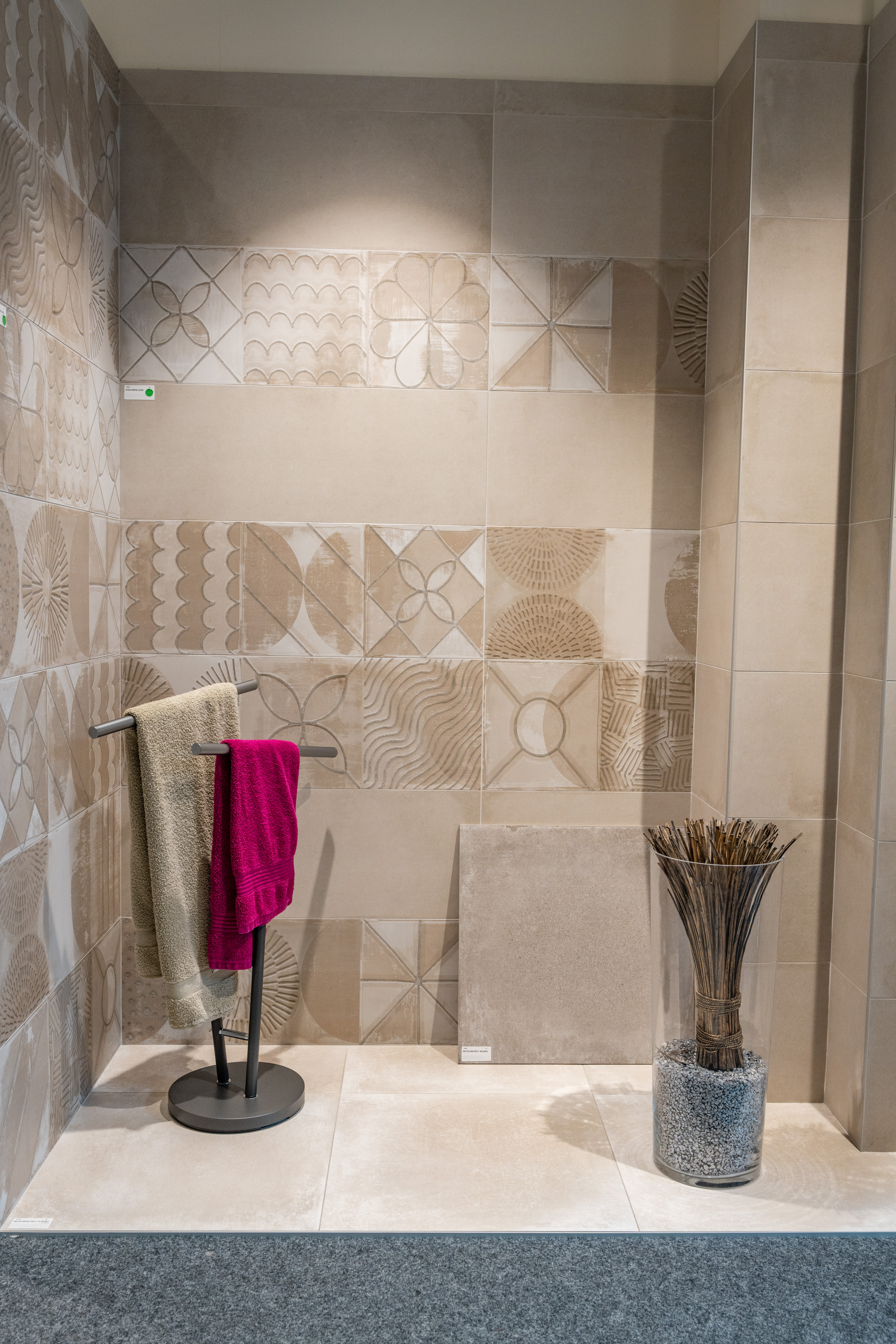Een badkamer met beige tegels in de showroom van Wijckmans.